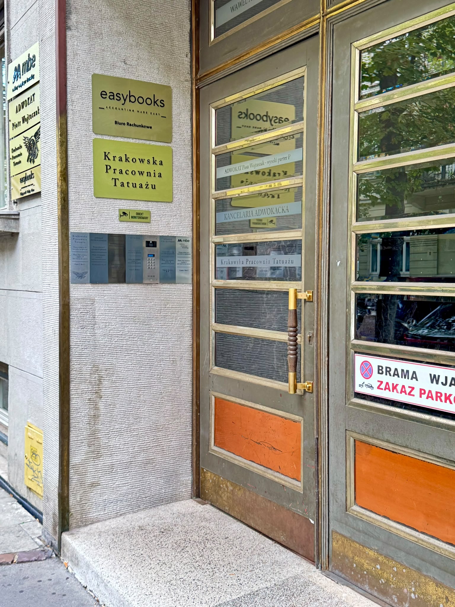 Entrance and intercom at the KMM.LEGAL Kraków office